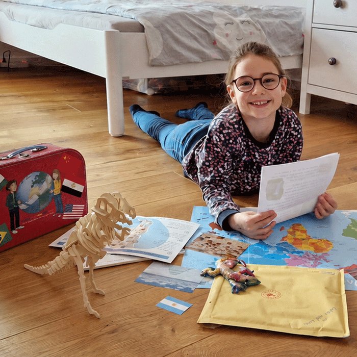 Kind mit Argentinien-Brief und Koffer